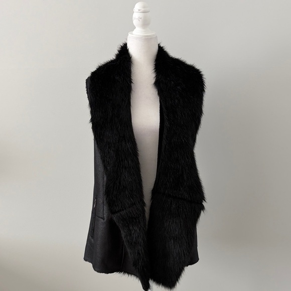 Dolce Cabo Jackets & Blazers - Dolce Cabo Sleeveless Jacket With Faux Fur Waterfall Collar